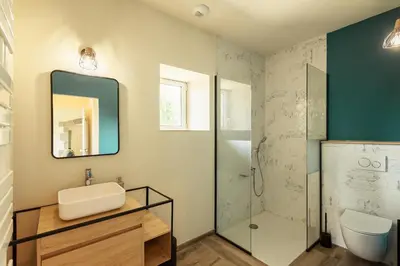 Salle de bains dans l'établissement Domaine d'Auriol, Élégance et Vue d'Exception
