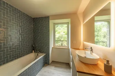Salle de bains dans l'établissement Domaine d'Auriol, Élégance et Vue d'Exception