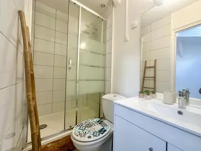 Salle de bains dans l'établissement Les Bancs, central et calme