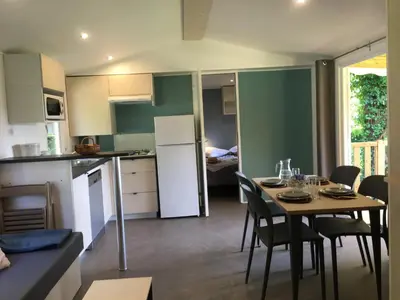 Cuisine ou kitchenette dans l'établissement Flower Camping de Rouffiac