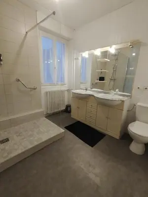Salle de bains dans l'établissement résidence bregeroise 5