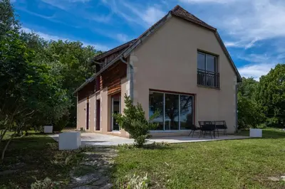 Jardin de l'établissement Villa 4 étoiles - 3 chambres - 6 personnes - Nature, campagne, confort moderne, charme, jardin et vue exceptionnelle - Proche Martel