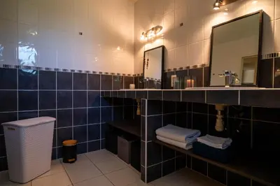 Salle de bains dans l'établissement Villa 4 étoiles - 3 chambres - 6 personnes - Nature, campagne, confort moderne, charme, jardin et vue exceptionnelle - Proche Martel