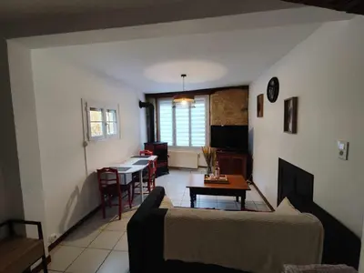 Télévision ou salle de divertissement dans l'établissement Appartement avec terrasse