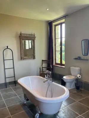 Salle de bains dans l'établissement Chateau Gioux