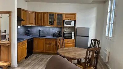 Cuisine ou kitchenette dans l'établissement Gîte au cœur de la ville ancienne