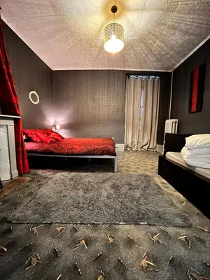 Un ou plusieurs lits dans un hébergement de l'établissement Chambre Anthracite