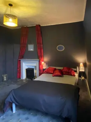 Un ou plusieurs lits dans un hébergement de l'établissement Chambre Anthracite