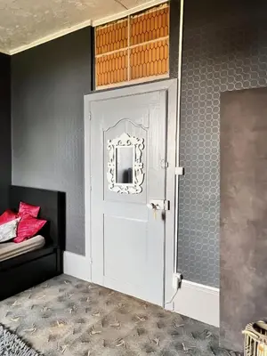 Coin salon dans l'établissement Chambre Anthracite
