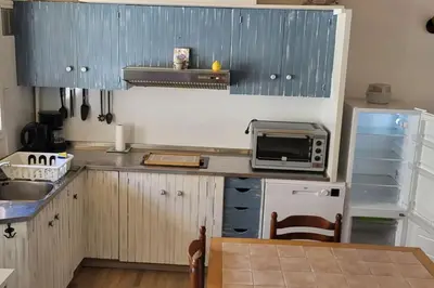 Cuisine ou kitchenette dans l'établissement Logement saisonnier la bourboule