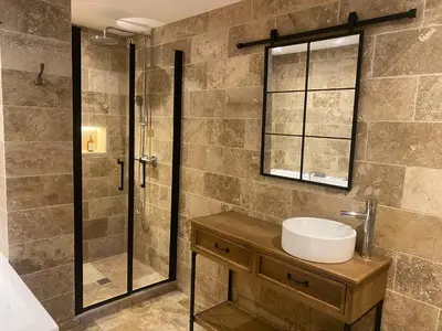 Salle de bains dans l'établissement Haut Charmes de Cornil