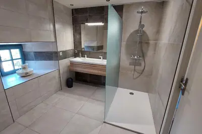 Salle de bains dans l'établissement Gite 8 personnes Ussel Grande Maison rénovée