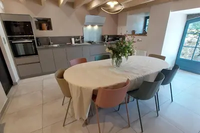 Cuisine ou kitchenette dans l'établissement Gite 8 personnes Ussel Grande Maison rénovée