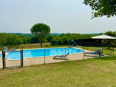 Piscine de l'établissement Maison de vacances ou située à proximité