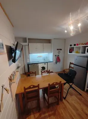Cuisine ou kitchenette dans l'établissement Chalet Emma appartement tout équipé et refait a neuf dans une résidence 3 étoiles