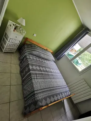 Un ou plusieurs lits dans un hébergement de l'établissement Appartement cosy avec extérieur à Bretenoux