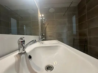 Salle de bains dans l'établissement La Cour intérieure, spacieux et atypique