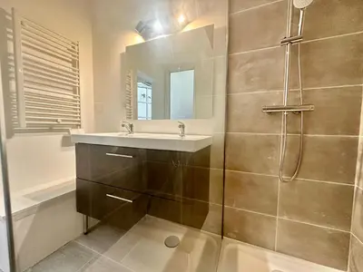 Salle de bains dans l'établissement La Cour intérieure, spacieux et atypique