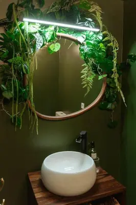 Salle de bains dans l'établissement La Suite Chammarzt - Insolite - Escapade à deux -JungleRoom - baignoire balnéo privative - centre historique