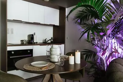 Cuisine ou kitchenette dans l'établissement La Suite Chammarzt - Insolite - Escapade à deux -JungleRoom - baignoire balnéo privative - centre historique
