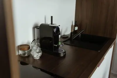 Cuisine ou kitchenette dans l'établissement La Suite Chammarzt - Insolite - Escapade à deux -JungleRoom - baignoire balnéo privative - centre historique