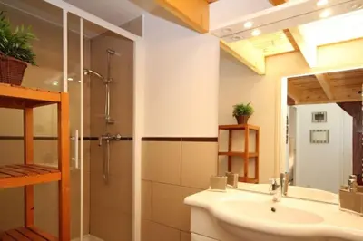 Salle de bains dans l'établissement Appartement La Calèche classé 3 étoiles