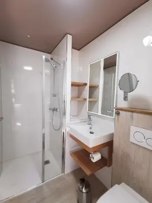 Salle de bains dans l'établissement Domaine Jolidetour climatisé, piscine et tennis privés