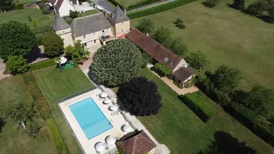 Piscine de l'établissement Domaine Jolidetour climatisé, piscine et tennis privés ou située à proximité