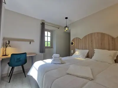 Un ou plusieurs lits dans un hébergement de l'établissement Domaine Jolidetour climatisé, piscine et tennis privés