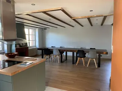Cuisine ou kitchenette dans l'établissement Grande maison familiale