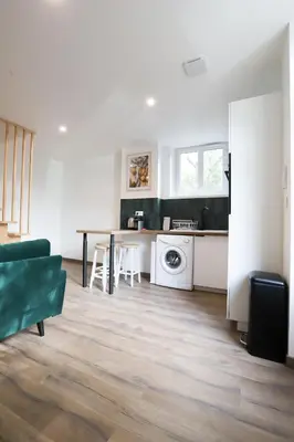 Cuisine ou kitchenette dans l'établissement Maison au calme, proche gare & centre-ville