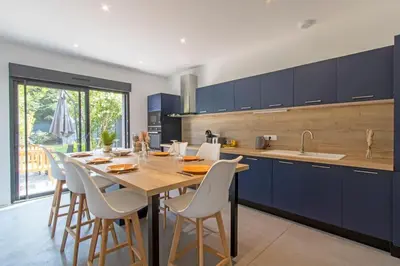 Cuisine ou kitchenette dans l'établissement La maison du Stadium