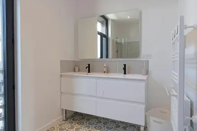 Salle de bains dans l'établissement La maison du Stadium