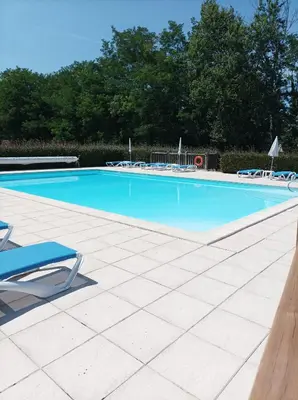 Piscine de l'établissement Au pied de la Dordogne ou située à proximité