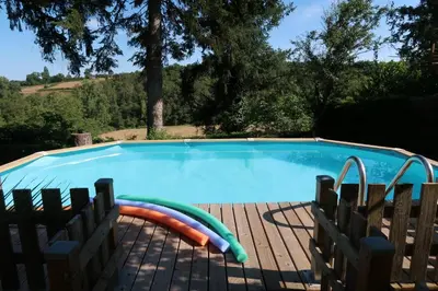 Piscine de l'établissement Grange La Rouge - gîte Corrèze ou située à proximité