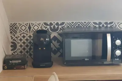 Télévision ou salle de divertissement dans l'établissement La halte briviste