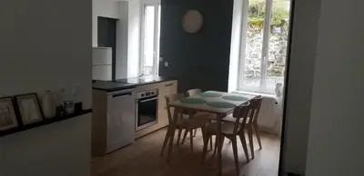 Cuisine ou kitchenette dans l'établissement Résidence Les Sources centre-ville F3