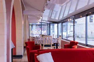 Coin salon dans l'établissement Logis Hôtel Restaurant Auberge de la Xaintrie