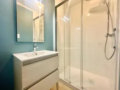 Salle de bains dans l'établissement Le Palmier Doré, central et élégant