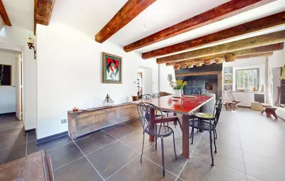 Coin salon dans l'établissement Beautiful Home In Bourg Lastic