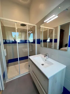 Salle de bains dans l'établissement Grange d'Antan -JacuzziPiscineClim -Cuzance