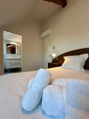Un ou plusieurs lits dans un hébergement de l'établissement Grange d'Antan -JacuzziPiscineClim -Cuzance