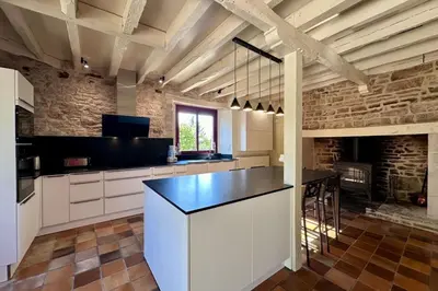 Cuisine ou kitchenette dans l'établissement Maison d'Antan - PiscineJardinClim - Bourg de Cuzance