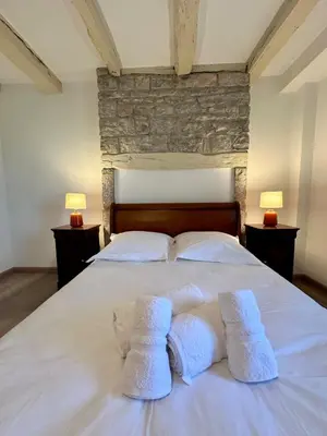 Un ou plusieurs lits dans un hébergement de l'établissement Maison d'Antan - PiscineJardinClim - Bourg de Cuzance