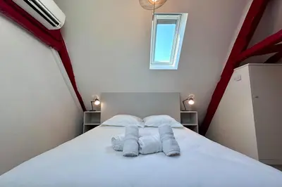 Un ou plusieurs lits dans un hébergement de l'établissement Maison d'Antan - PiscineJardinClim - Bourg de Cuzance