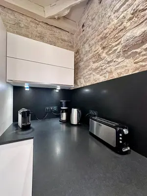 Cuisine ou kitchenette dans l'établissement Maison d'Antan - PiscineJardinClim - Bourg de Cuzance