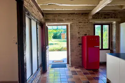 Cuisine ou kitchenette dans l'établissement Maison d'Antan - PiscineJardinClim - Bourg de Cuzance