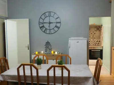 Cuisine ou kitchenette dans l'établissement Appartement Mont-dore centre 6-8 personnes 2 ch