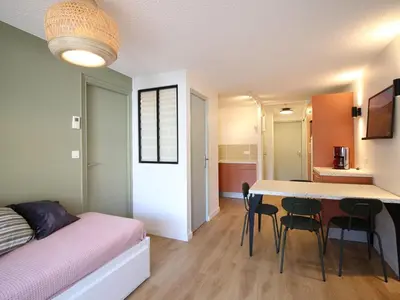 Cuisine ou kitchenette dans l'établissement Bel appartement T2 avec balcon et parking au Mont-Dore - FR-1-608-271