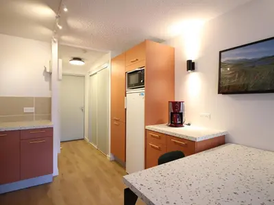 Cuisine ou kitchenette dans l'établissement Bel appartement T2 avec balcon et parking au Mont-Dore - FR-1-608-271
